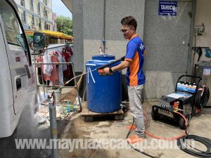 Nhân viên Tahico hướng dẫn sử dụng máy rửa xe cao áp