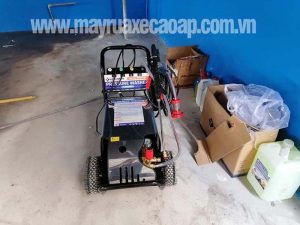 Cach-tranh-giat-dien-khi-su-dung-may-rua-xe-1