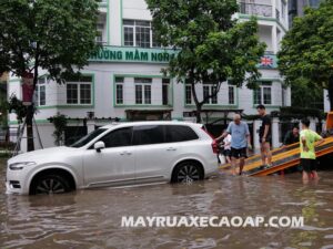 tac-hai-cua-viec-de-xe-o-to-ngap-nuoc (2)
